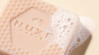 Quels sont les bienfaits du shampoing solide au miel? - NUXE